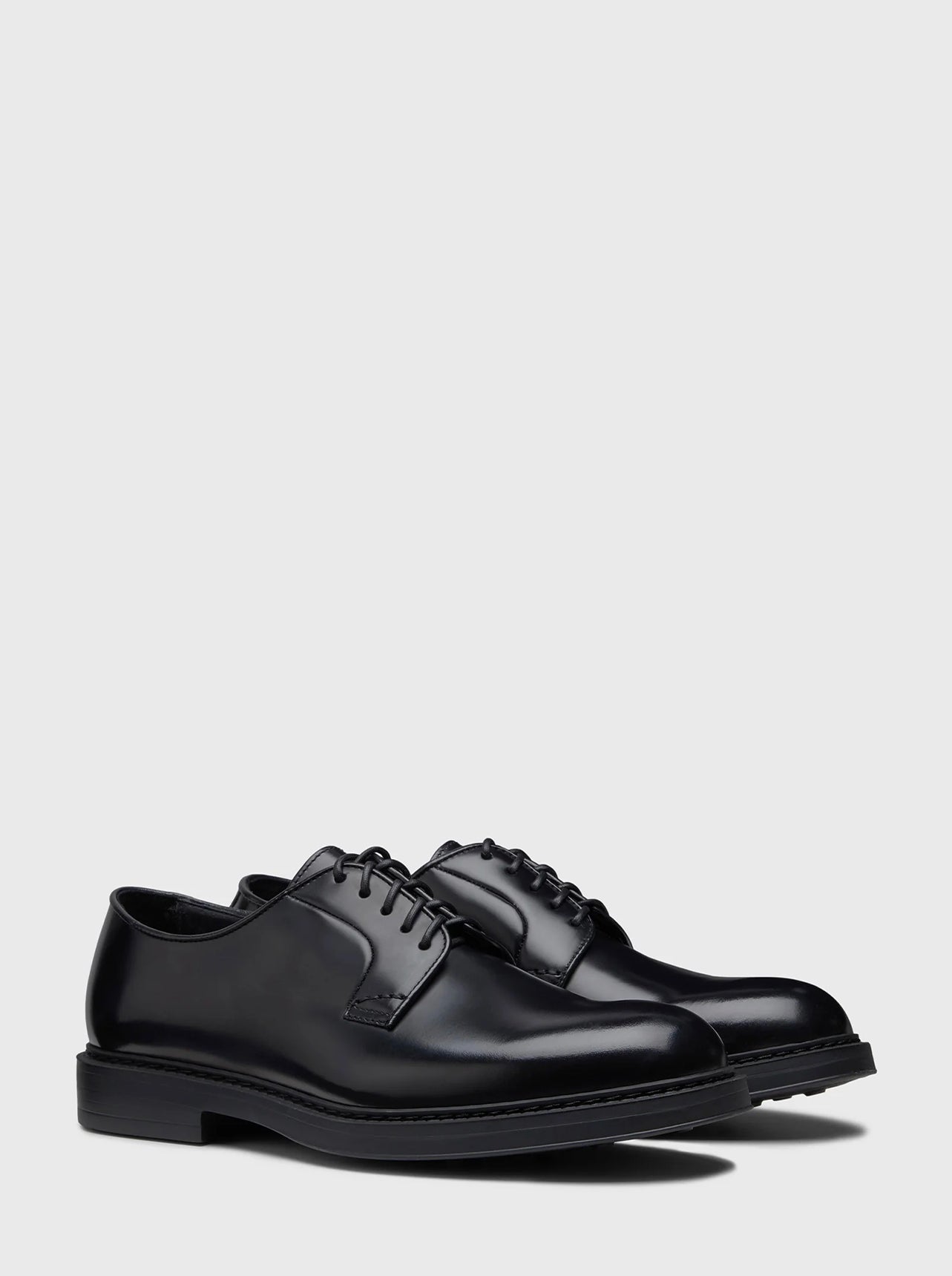Stringata in pelle nera