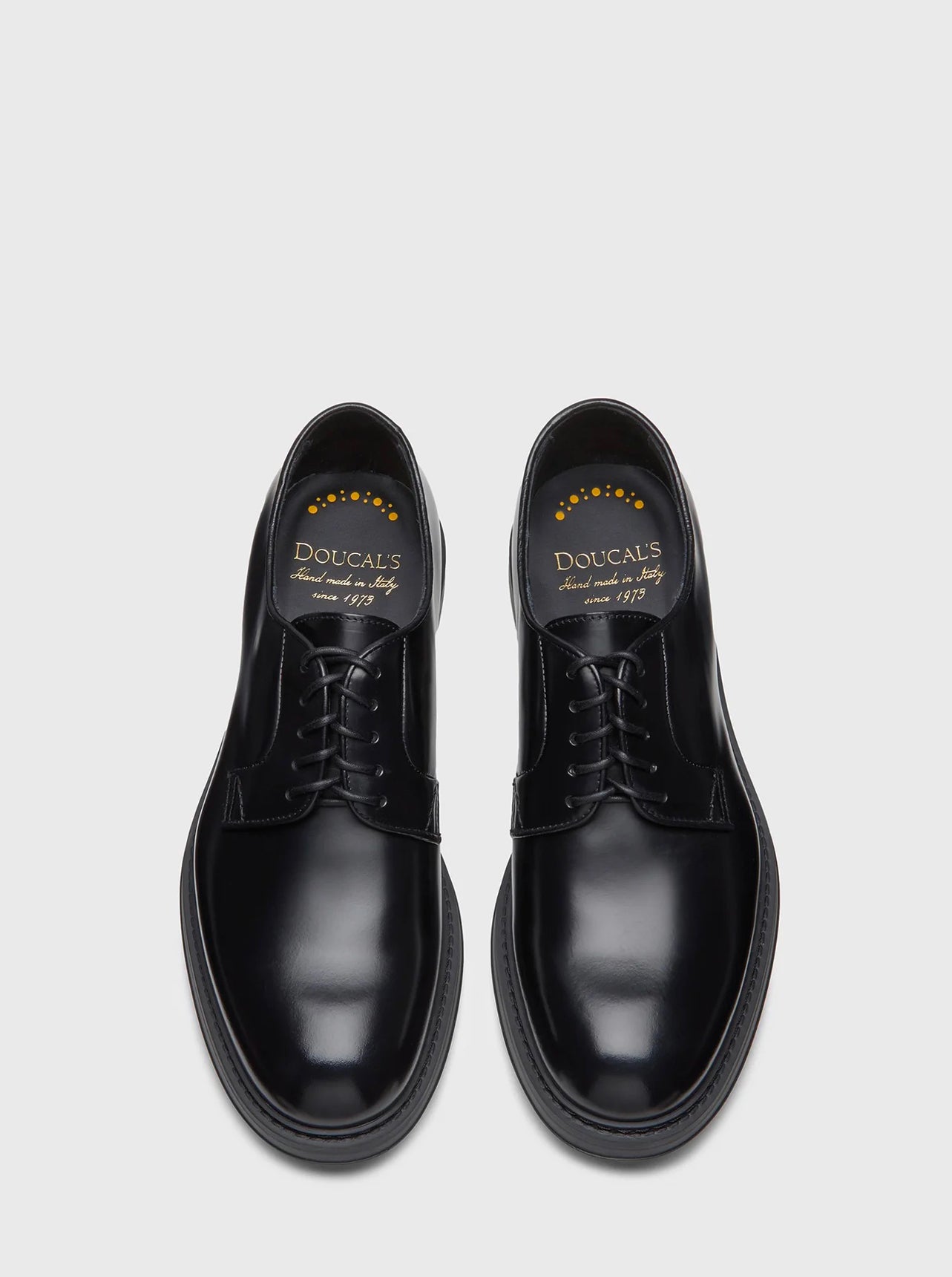 Stringata in pelle nera