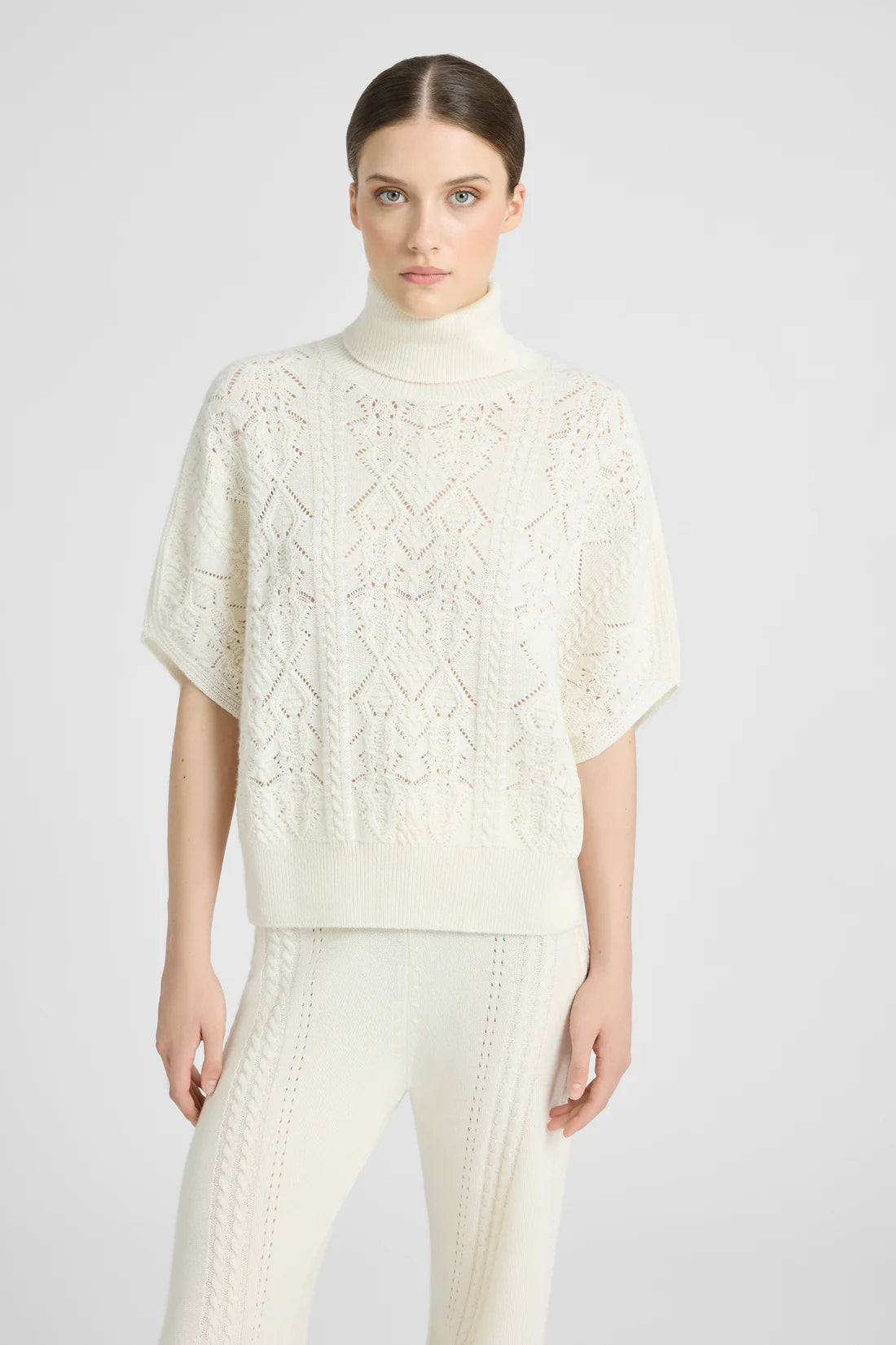 Poncho in lana e cashmere con lavorazione traforata