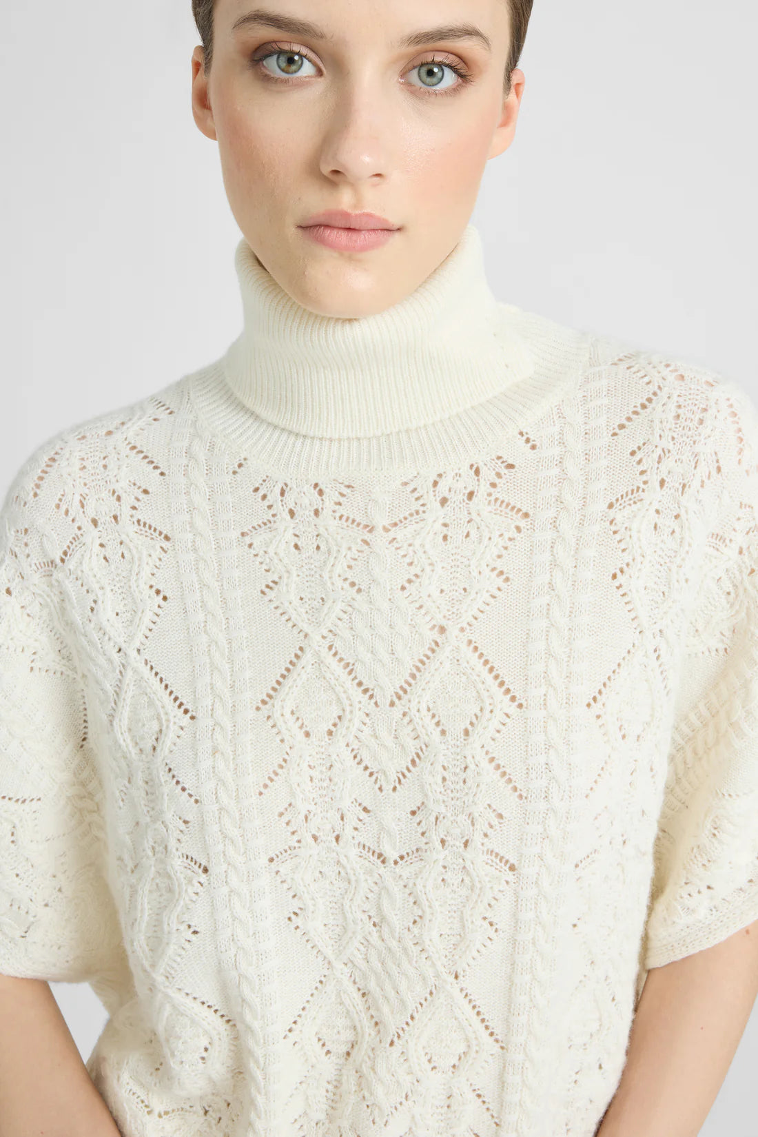 Poncho in lana e cashmere con lavorazione traforata