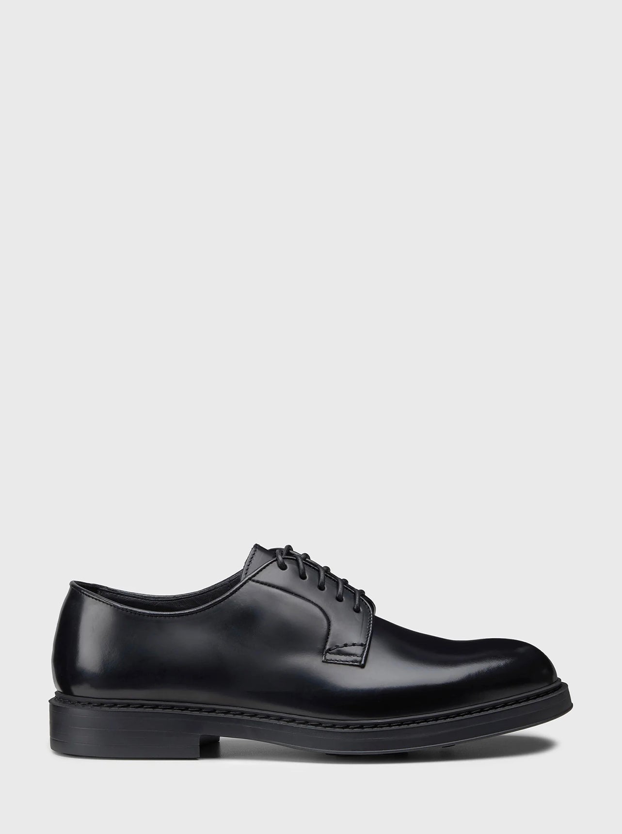 Stringata in pelle nera