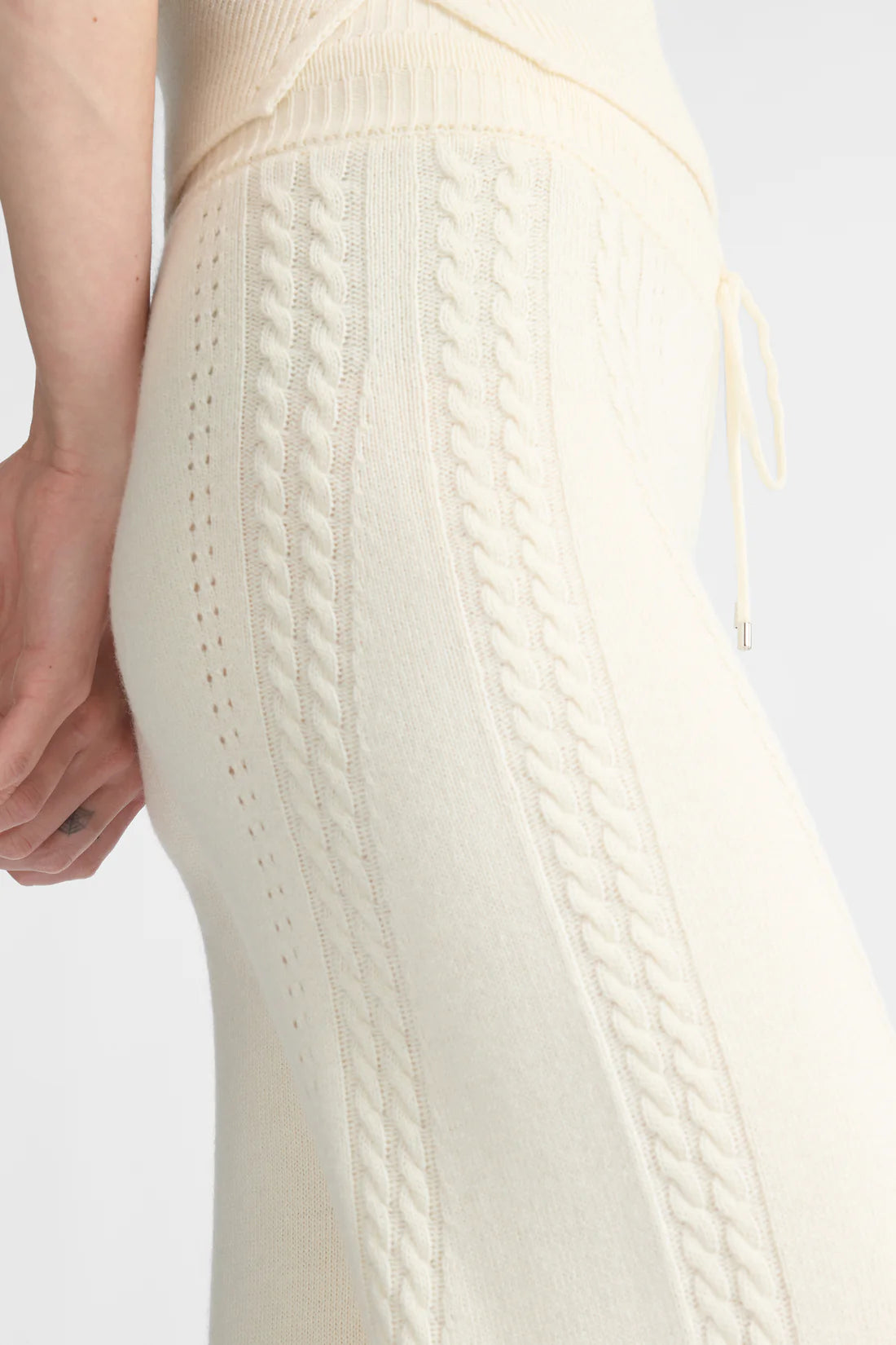 Pantalone cropped in misto lana e cashmere con motivo a treccia